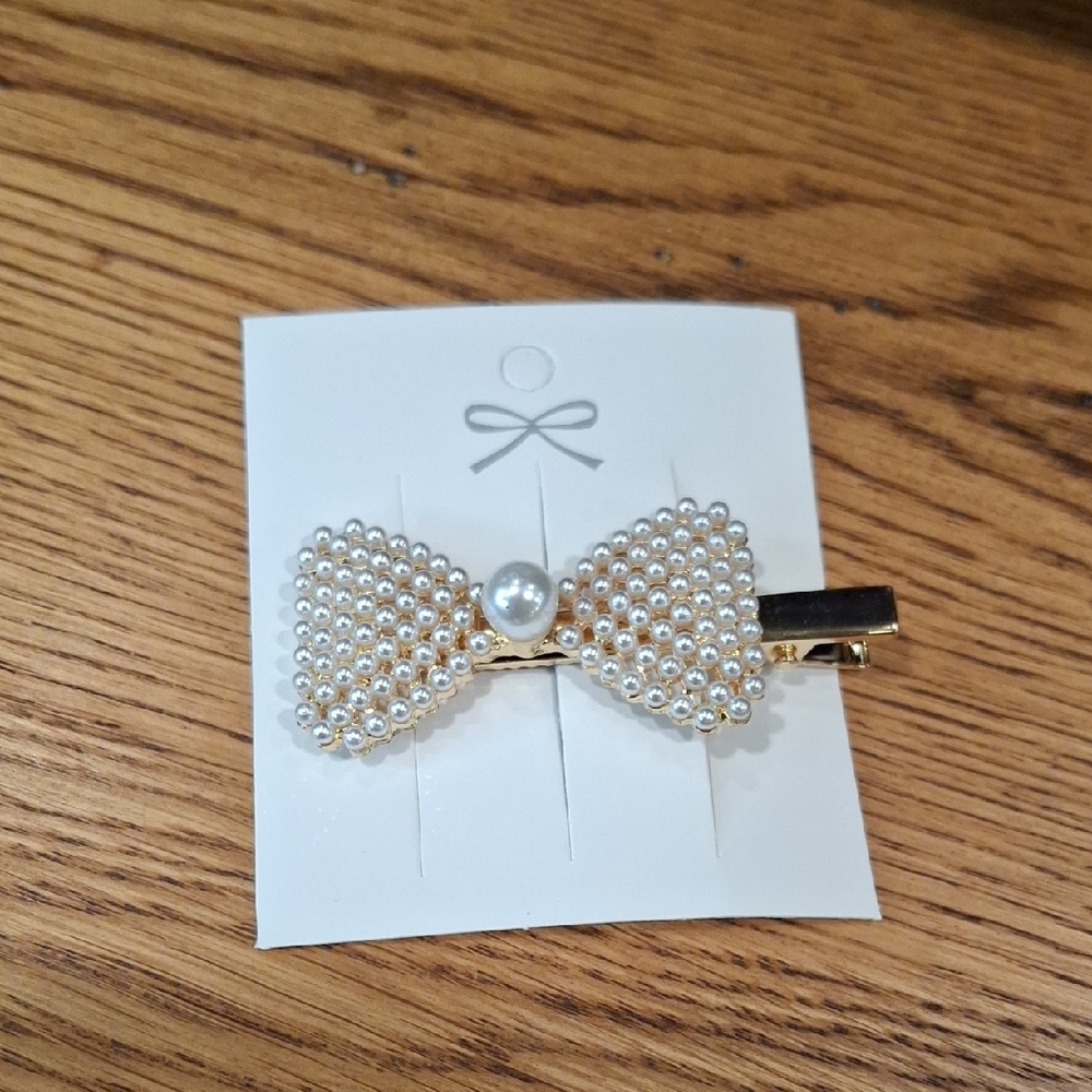 Pearl Embellished Bow Hair Clip